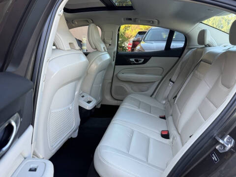 2022 Volvo S60 B5 Momentum