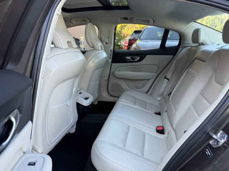 2022 Volvo S60 B5 Momentum