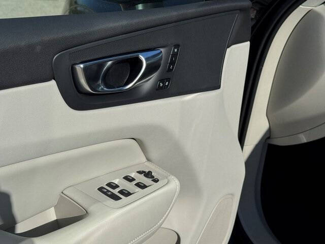 2025 Volvo XC60 T8 Plus Dark Theme