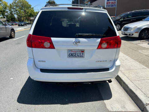 2009 Toyota Sienna LE 8-Passenger