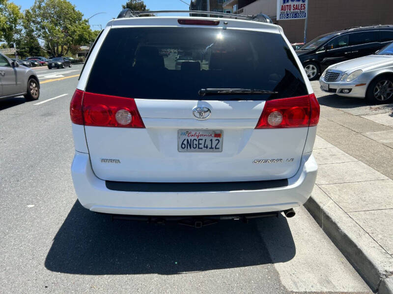 2009 Toyota Sienna LE 8-Passenger