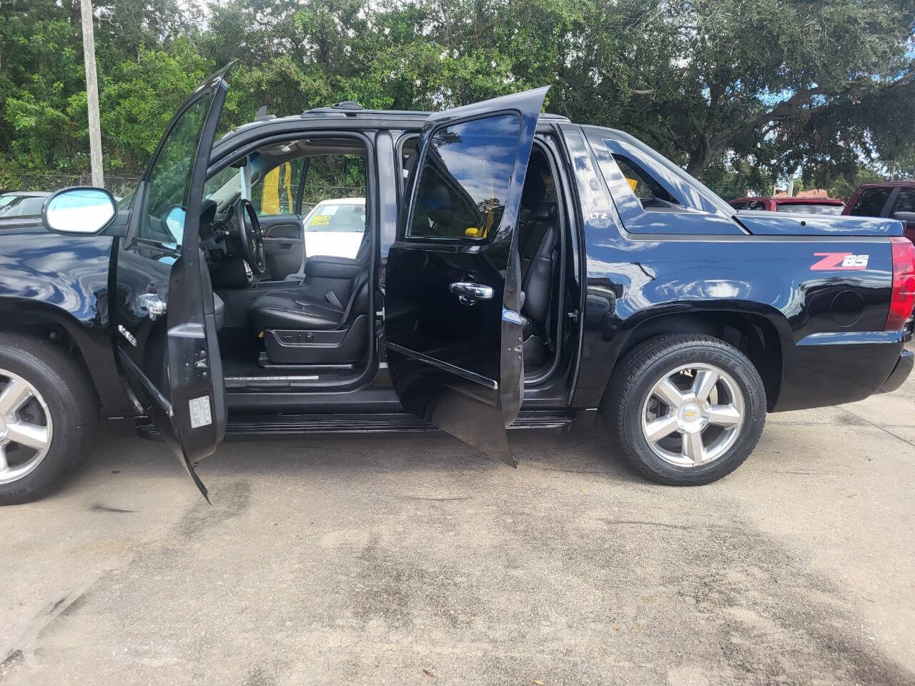 2012 Chevrolet Avalanche for sale at FAMILY AUTO BROKERS in Longwood, FL