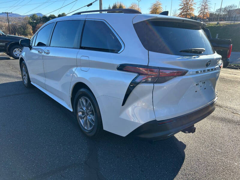 2022 Toyota Sienna XLE 8-Passenger