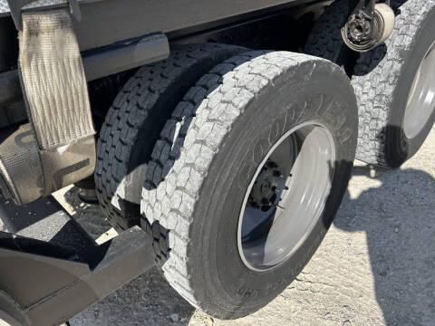2017 Freightliner M2106 Truck