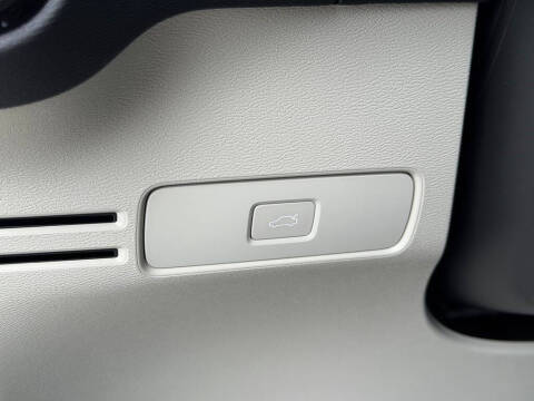 2024 Volvo XC40 B5 Plus Bright Theme