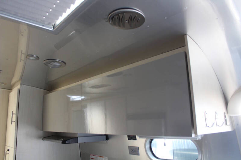 2022 Airstream Flying Cloud 27FB Twin