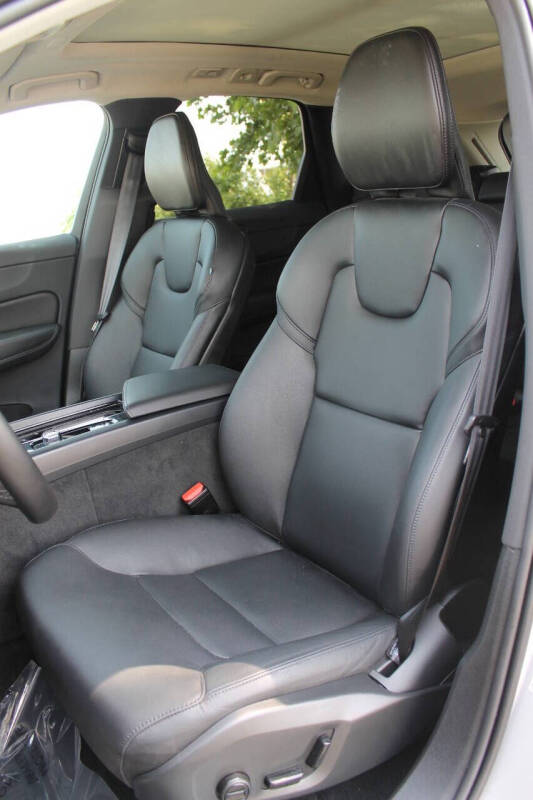 2024 Volvo XC60 B5 Core Dark Theme