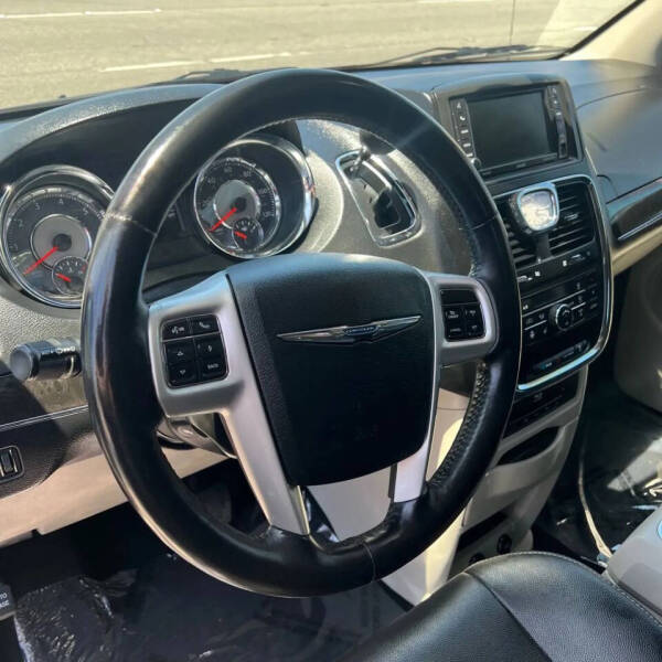 2014 Chrysler Town and Country Touring-L