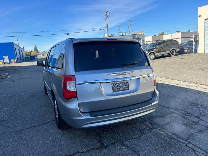 2015 Chrysler Town & Country Touring photo 4