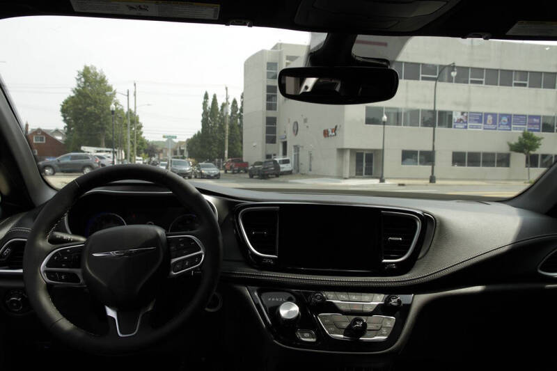 2025 Chrysler Pacifica Select