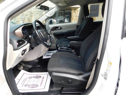 2022 Chrysler Voyager LX