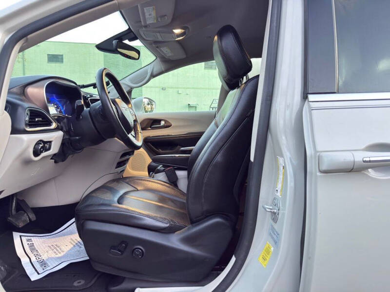 2017 Chrysler Pacifica Touring-L Plus