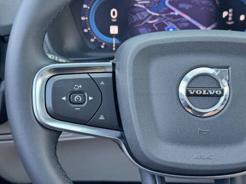 2024 Volvo XC40 B5 Ultimate Bright Theme