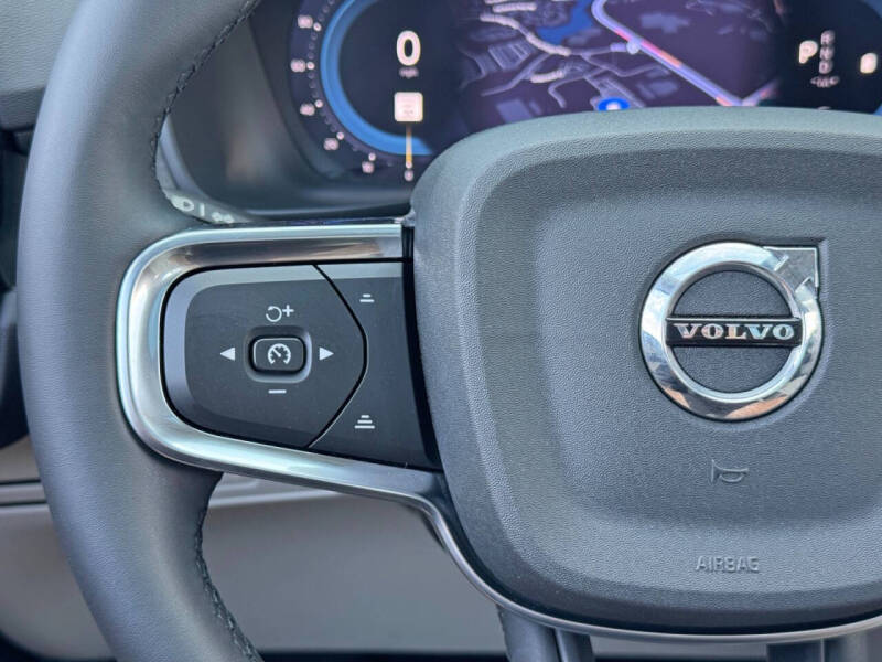 2024 Volvo XC40 B5 Ultimate Bright Theme