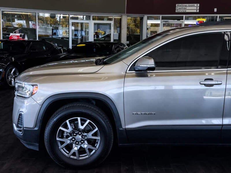 2023 GMC Acadia SLT