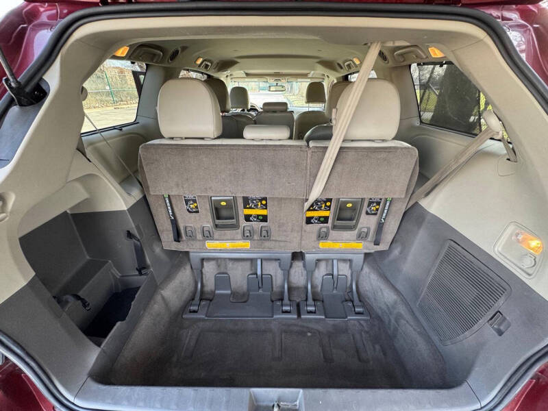 2014 Toyota Sienna XLE photo 20