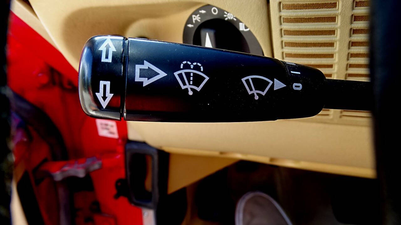 1985 Mercedes-Benz 380-Class 37