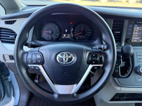 2017 Toyota Sienna LE 7-Passenger