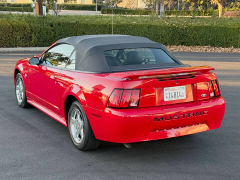 2004 Ford Mustang Deluxe