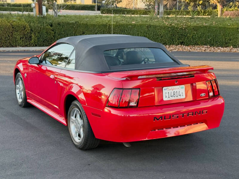 2004 Ford Mustang Deluxe