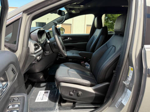 2025 Chrysler Pacifica Select