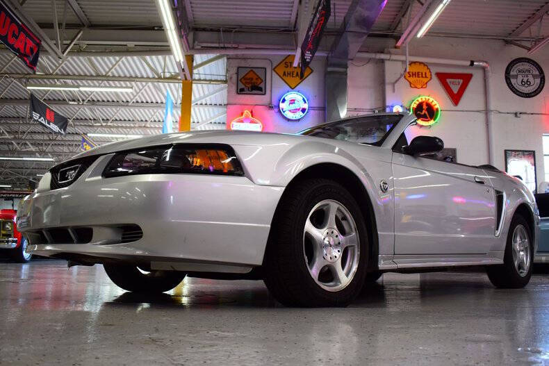 2004 Ford Mustang Deluxe