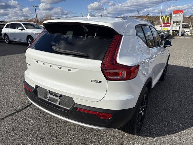 2025 Volvo XC40 B5 Core Bright Theme