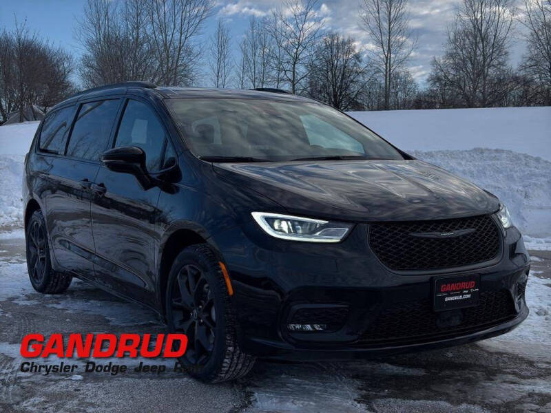 2026 Chrysler Pacifica Select's photo