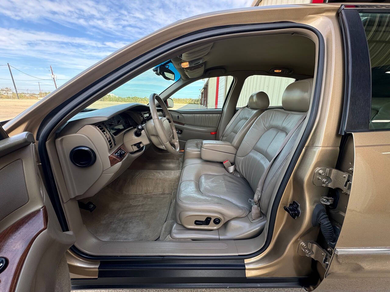 2000 Buick Park Avenue for sale at Carnival Car Company in Victoria, TX