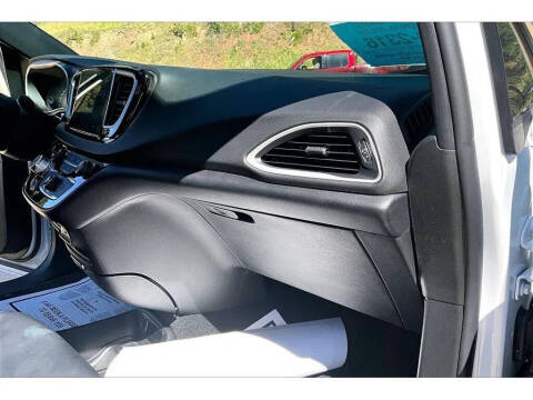 2027 Chrysler Pacifica Select