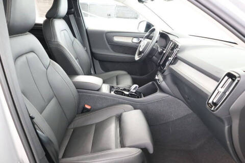 2024 Volvo XC40 B5 Plus Dark Theme