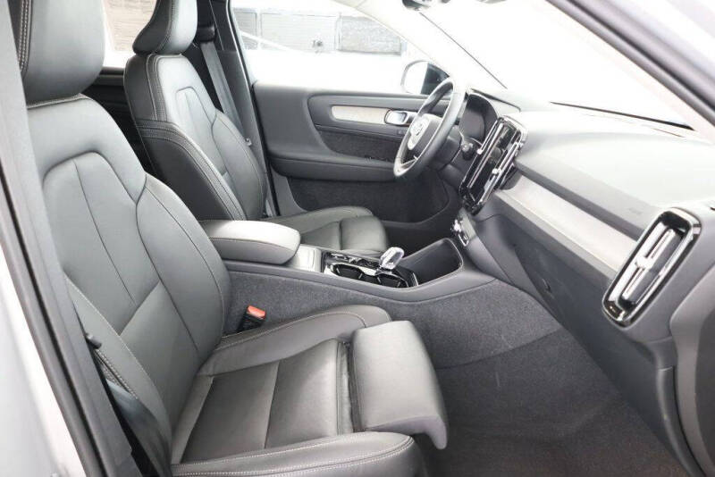 2024 Volvo XC40 B5 Plus Dark Theme