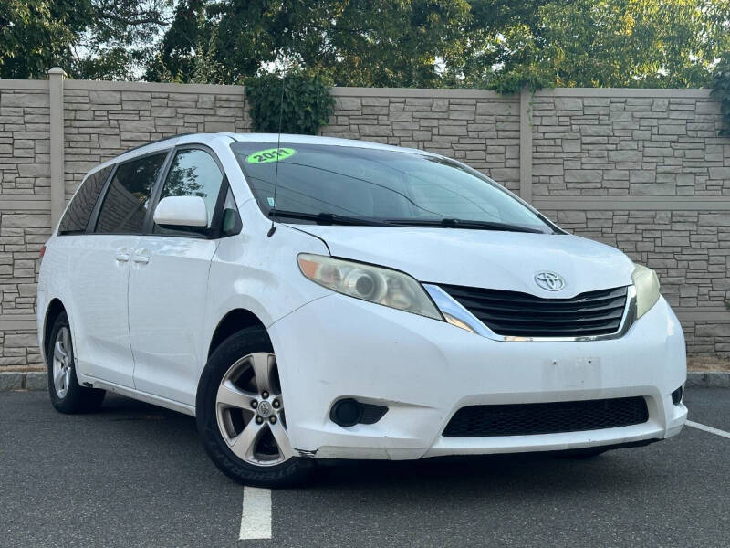 2011 Toyota Sienna LE photo 3