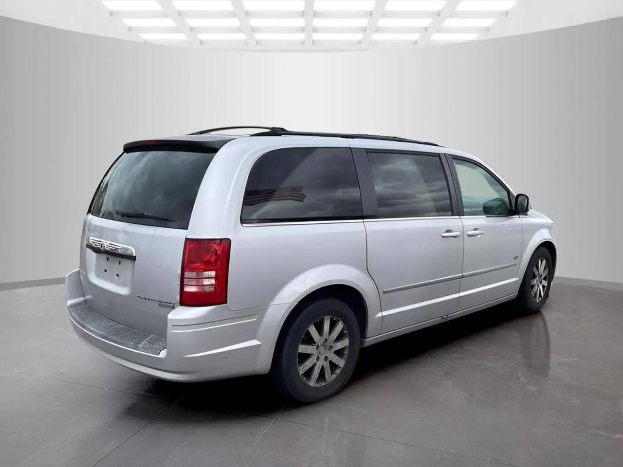 2009 Chrysler Town and Country for sale at Used Cars Toledo in Oregon, OH