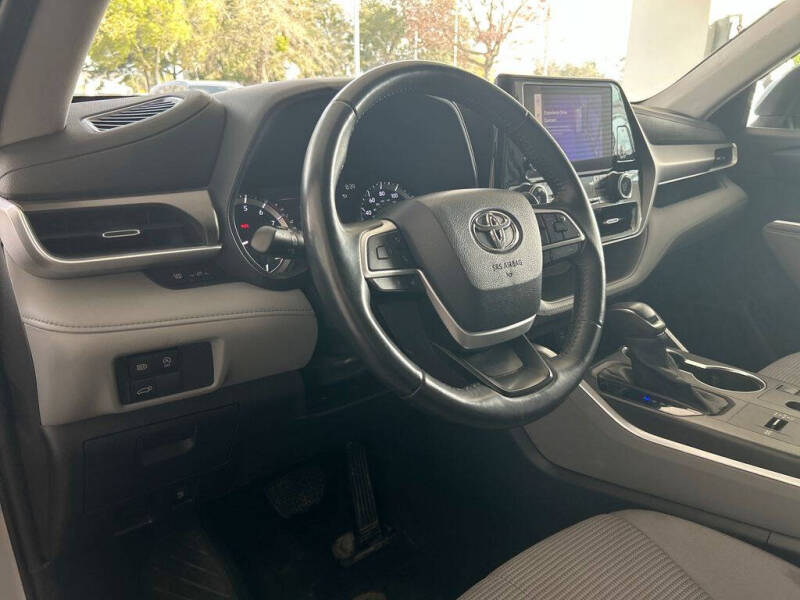 2023 Toyota Highlander LE