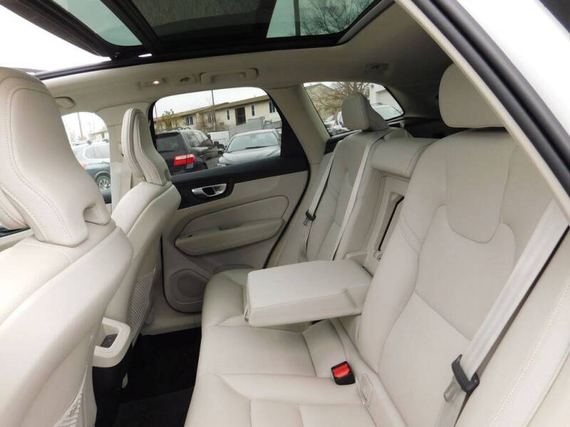 2024 Volvo XC60 B5 Core Dark Theme