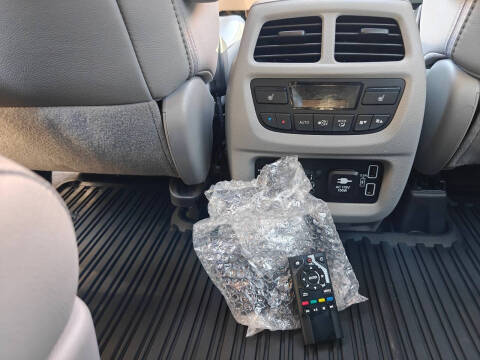 2020 Honda Pilot Touring w/Rear Captain's Chairs