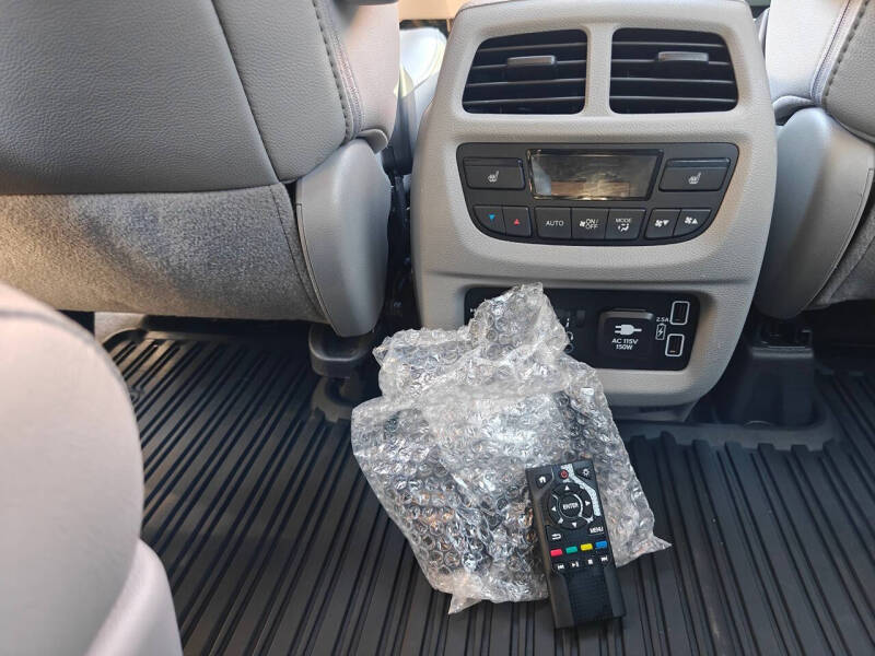 2020 Honda Pilot Touring w/Rear Captain's Chairs