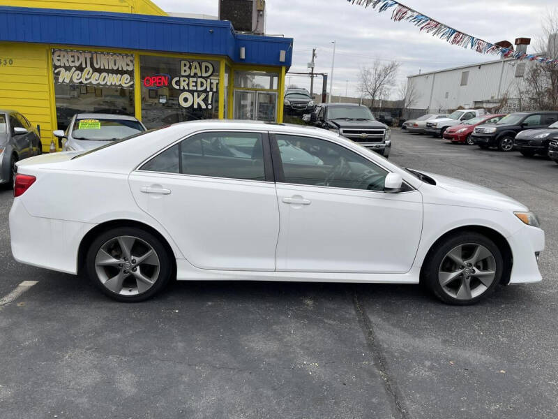 2014 Toyota Camry SE photo 9