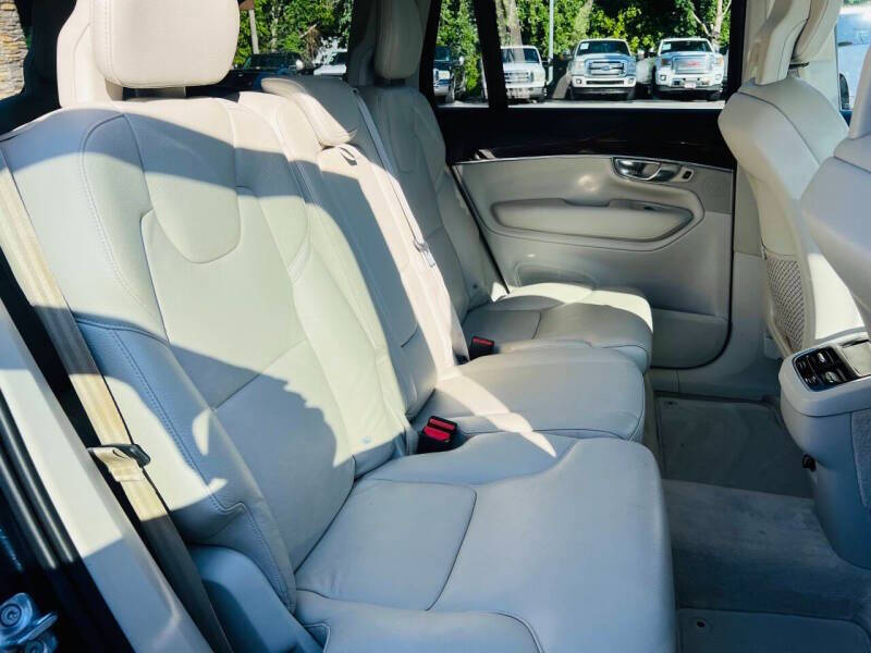 2016 Volvo XC90 T6 Momentum