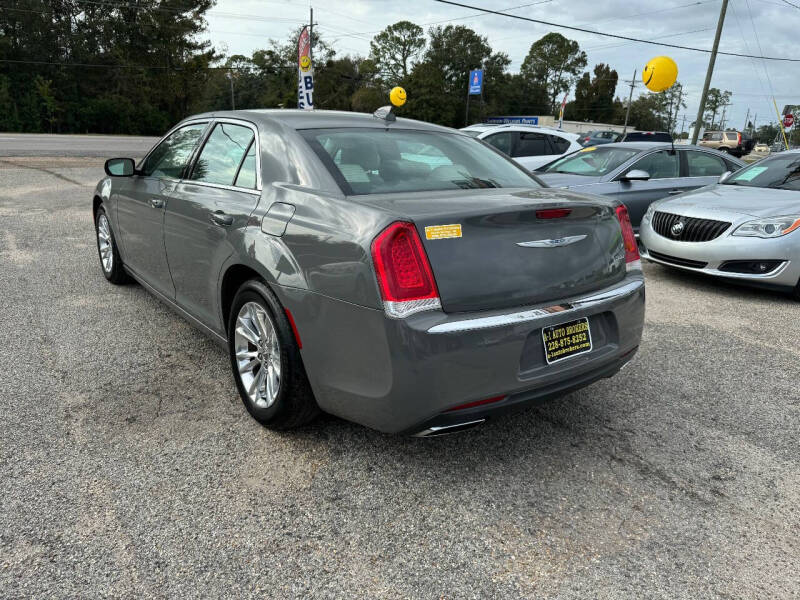 2018 Chrysler 300 Touring photo 6