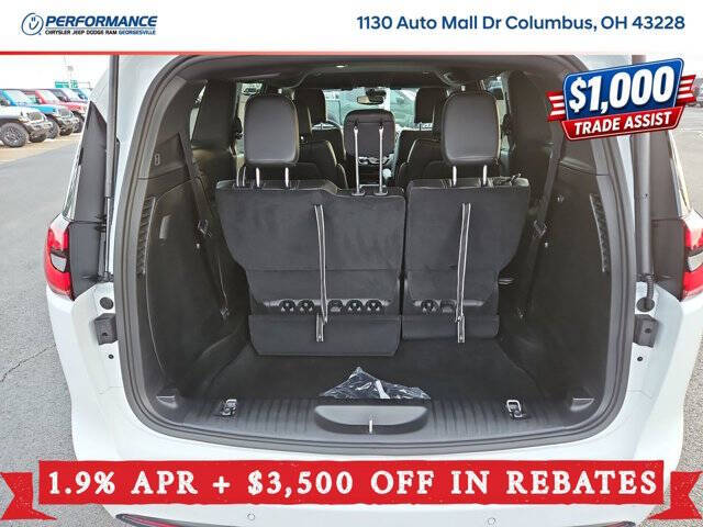 2026 Chrysler Pacifica Select