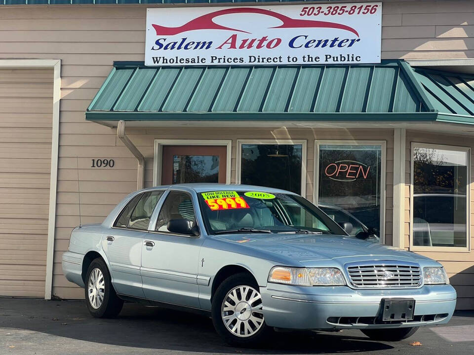 2005 Ford Crown Victoria LX's photo