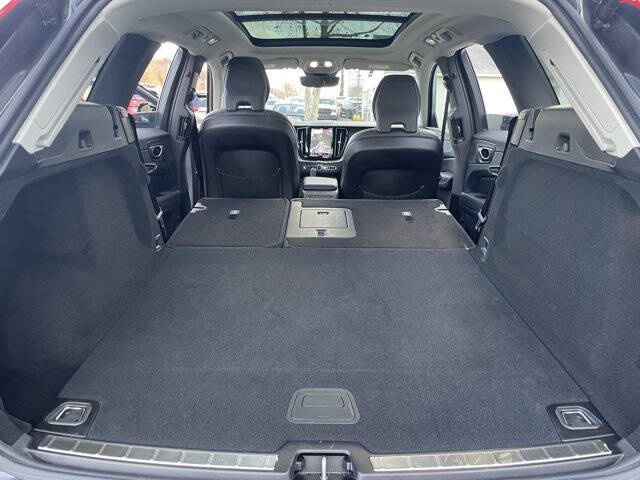 2025 Volvo XC60 B5 Plus Dark Theme