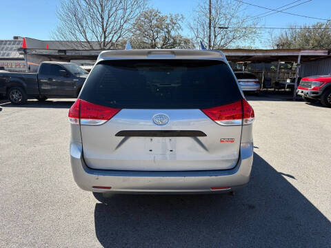 2012 Toyota Sienna LE 8-Passenger