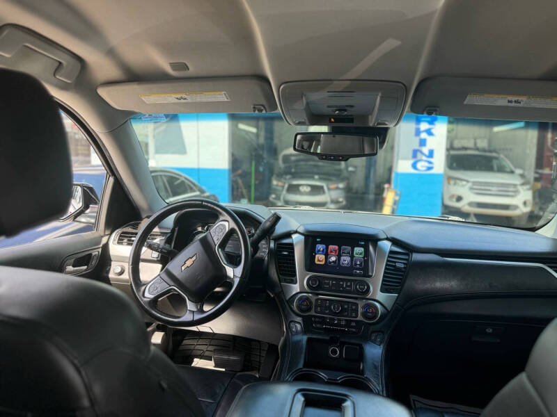 2018 Chevrolet Suburban LT photo 11