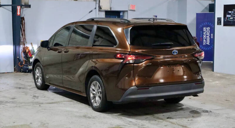 2021 Toyota Sienna LE 8-Passenger