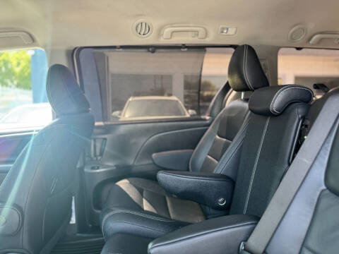 2017 Toyota Sienna SE 8-Passenger
