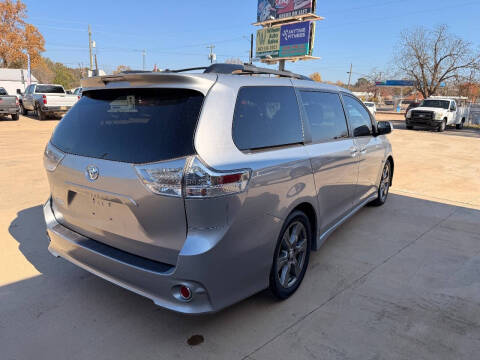 2017 Toyota Sienna SE 8-Passenger