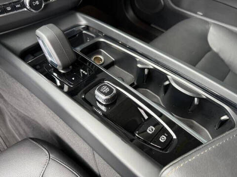 2024 Volvo XC60 B5 Core Dark Theme